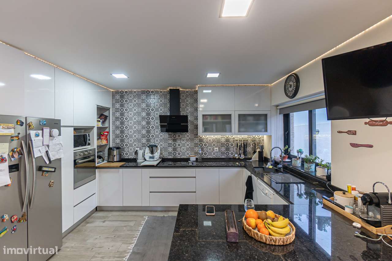 Moradia T4+1 renovada com anexo e jardim em Canidelo-7