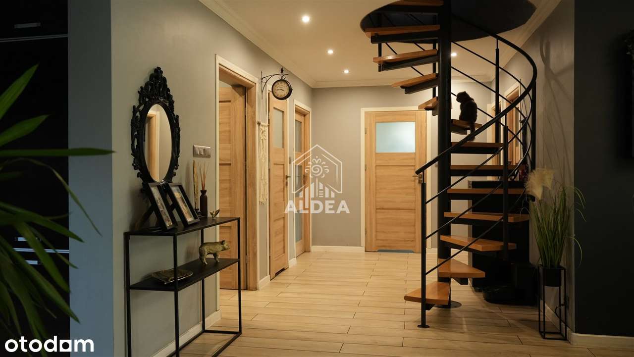 Zadbany Dom w Genialnej Lokalizacji-12