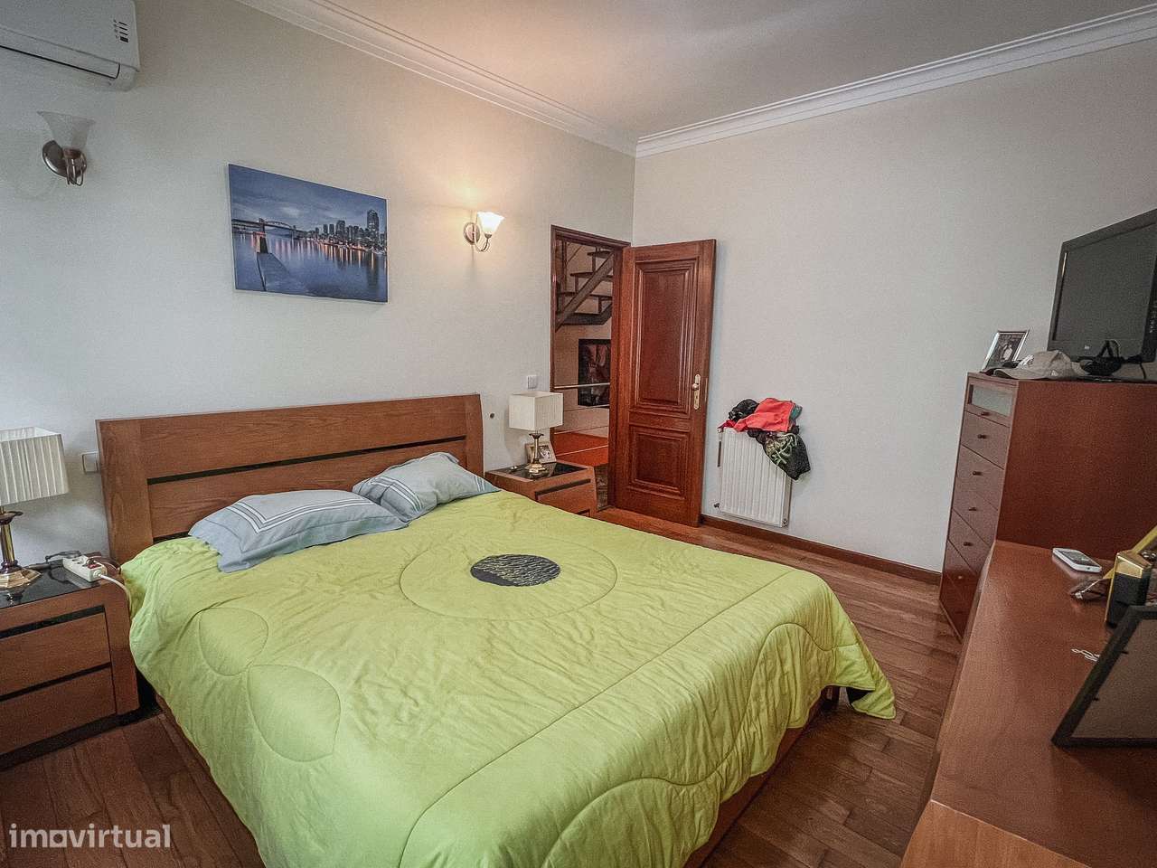 Moradia T4 no Centro de Santo Tirso com Terraço e Jardim-15