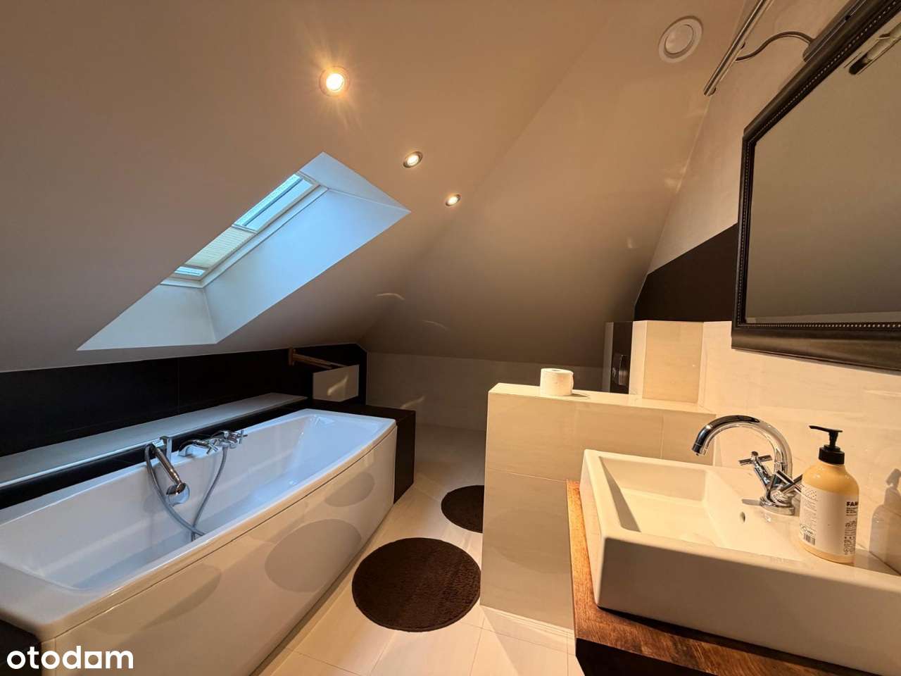 Na sprzedaż elegancki i klimatyczny dom wolnostojacy-16