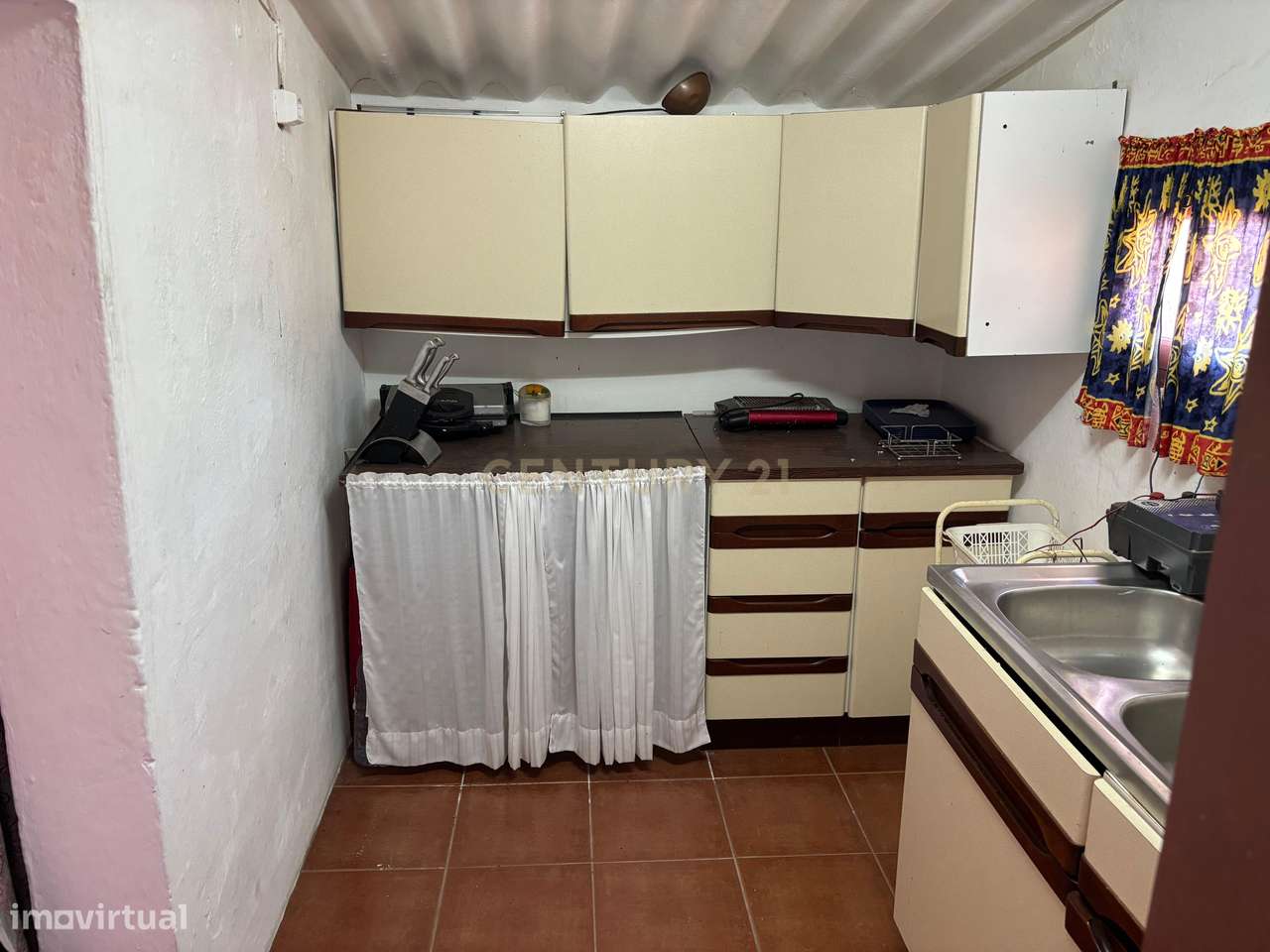 Quintinha com Moradia T2 + Armazém | 2ha vedados | Rio | Fruteiras | A-10