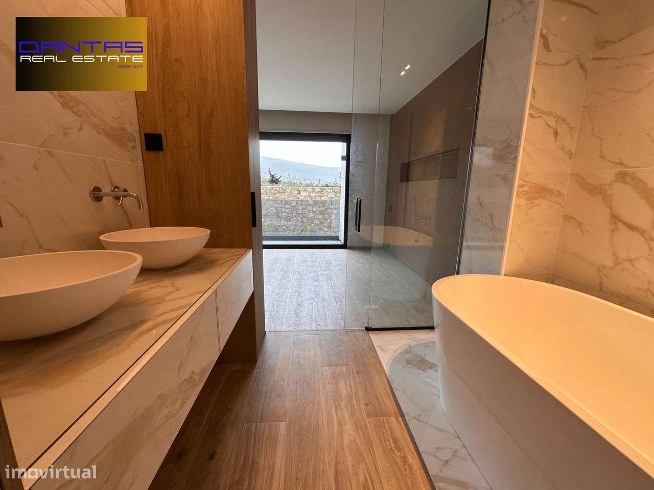 Gaveto T4 já com a estrutura concluída, lote 400m2-40