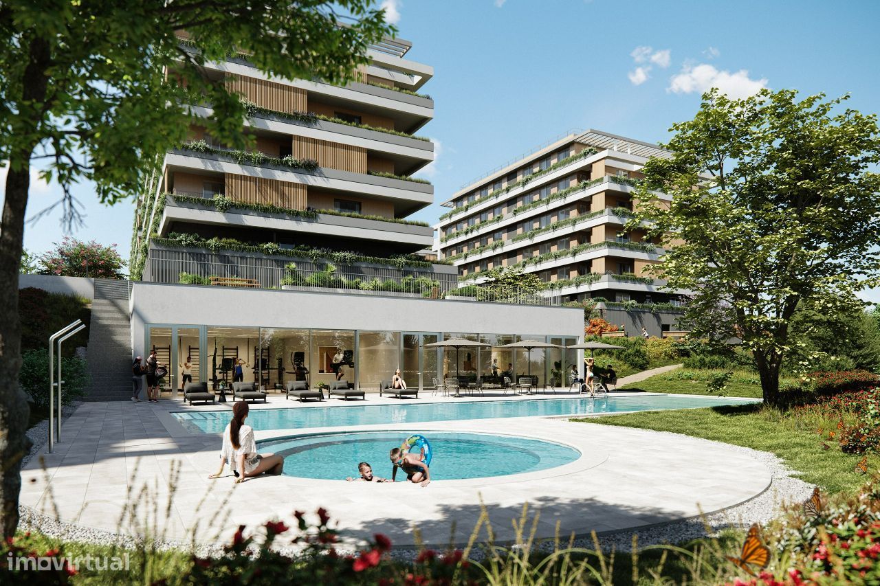 Penthouse T5 novo com jardins e piscina junto linha metro na Maia