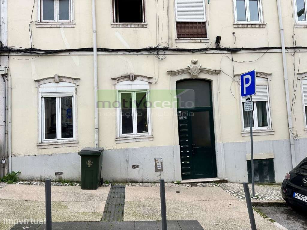 T2 com Pátio Totalmente Remodelado, no Coração de Campolide, Lisboa-11