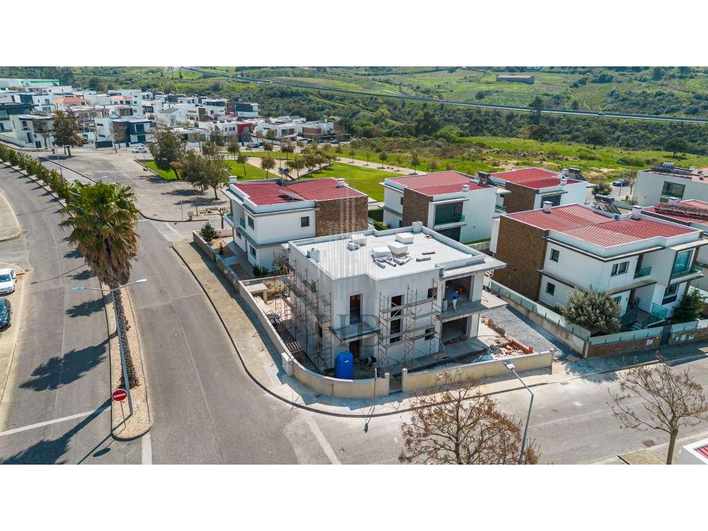 Moradia T4 de Luxo com Piscina Privativa e Jardim | Mafra-4