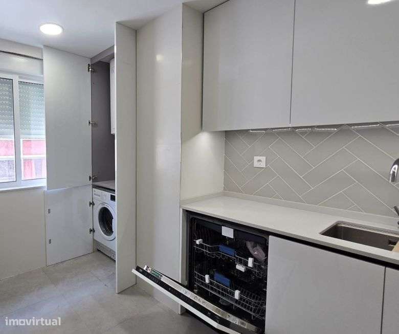 T3 Remodelado, com cozinha equipada às Portas de Benfica-42