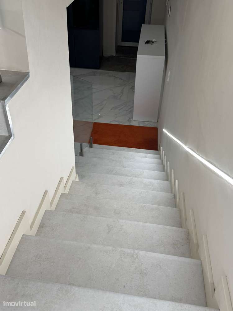 Moradia T3 individual Nova em Rebordões-27