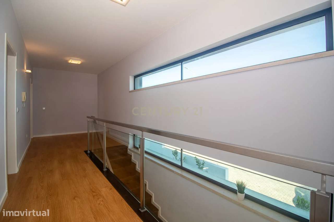 Viva o Luxo à Beira-Mar: Moradia Espetacular T5 com Piscina na Deslumb-41