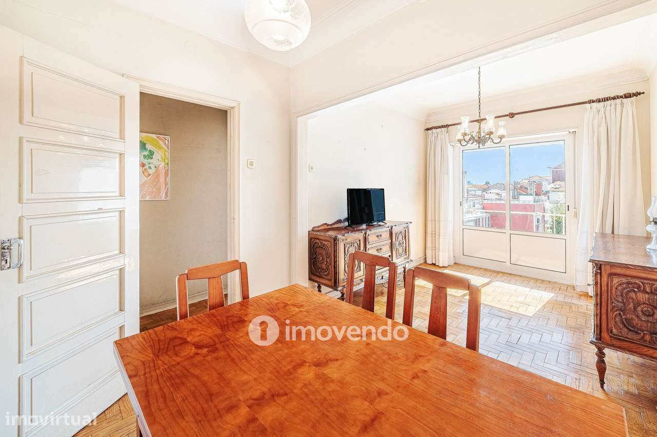 Apartamento T2 com duas varandas, na Graça, em Lisboa-0