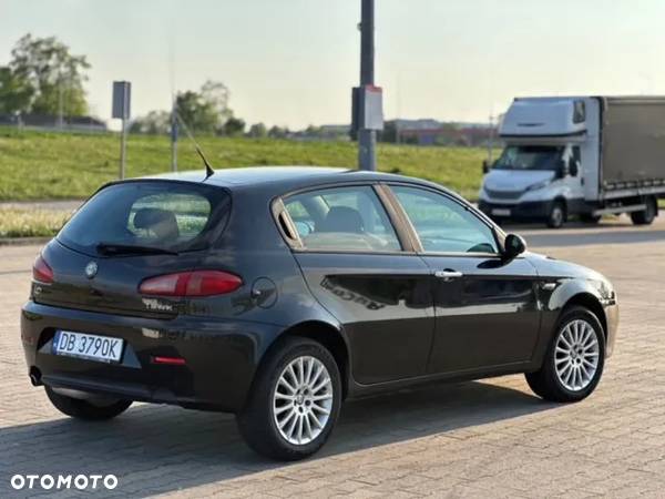 Alfa Romeo 147 1.6 T.S Distinctive - 4