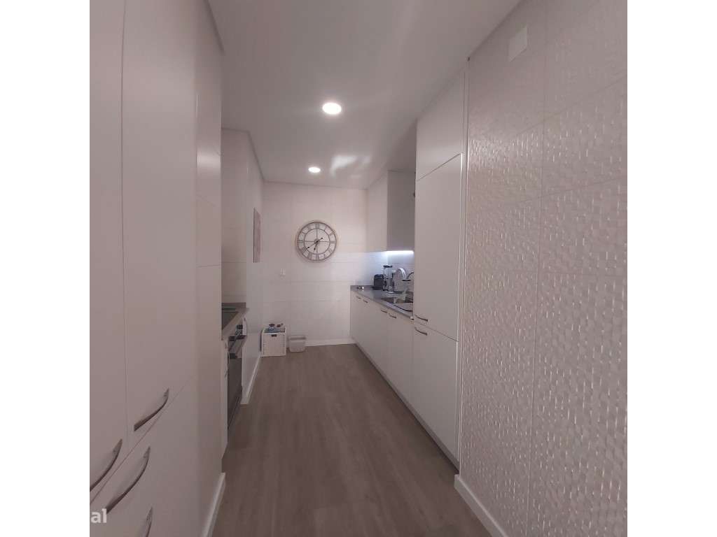 T2 remodelado em condomínio com piscina e campo de ténis-24