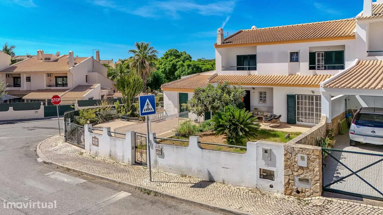 Moradia T2 Geminada C/ 2 Apartamentos Independentes e 238 M2 de Área E-53