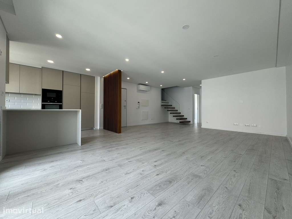 T4 Duplex Moderno com Terraços Amplos|Churrasqueira|Garagem Box-0