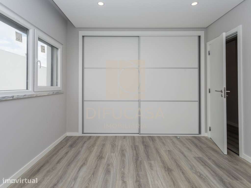 R235 - Moradia T4 Pronta Habitar Centro de Fernão Ferro-12