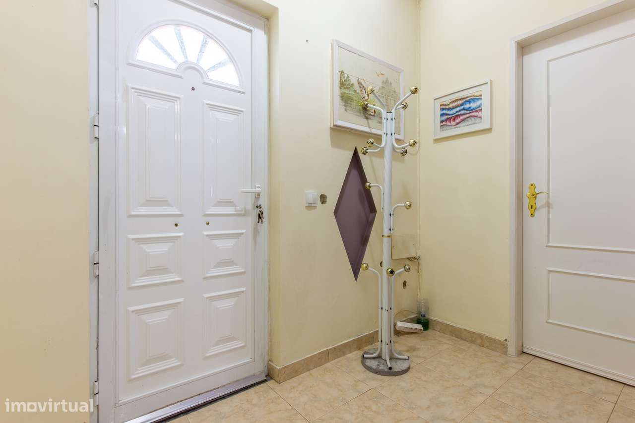 Moradia Bifamiliar com 2 Apartamentos T1 para Habitação e Rendimento-16