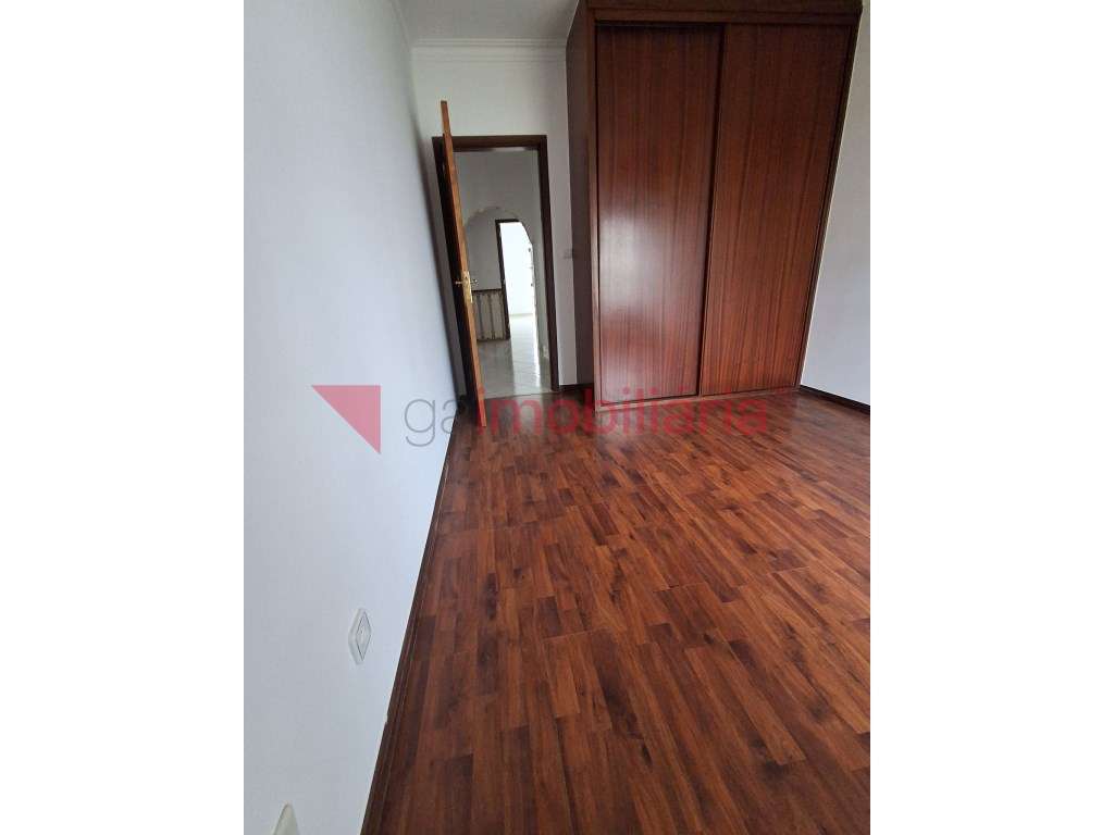 Apartamento T2+2 em Paredes, Alenquer-17