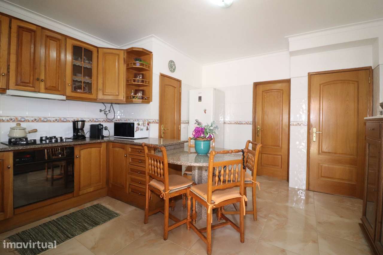 Moradia T4 com Piscina, Cave Ampla-57