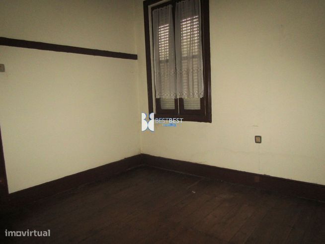 DUAS MORADIAS PARA RESTAURO,MAIS  TERRENO ( 3 ART.MATRICIAIS ),JUNTO C-20