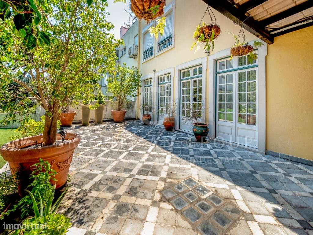 Moradia T5 com piscina em zona histórica da Parede-16