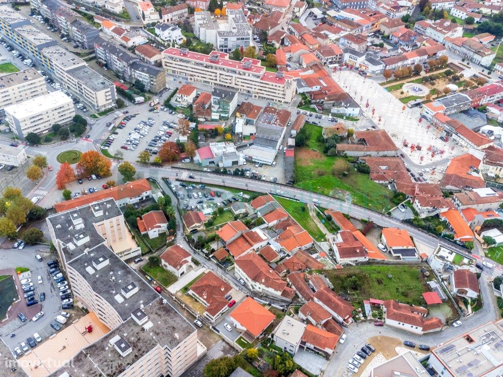 4 Moradias em pedra para restauro, inserida em lote de te...