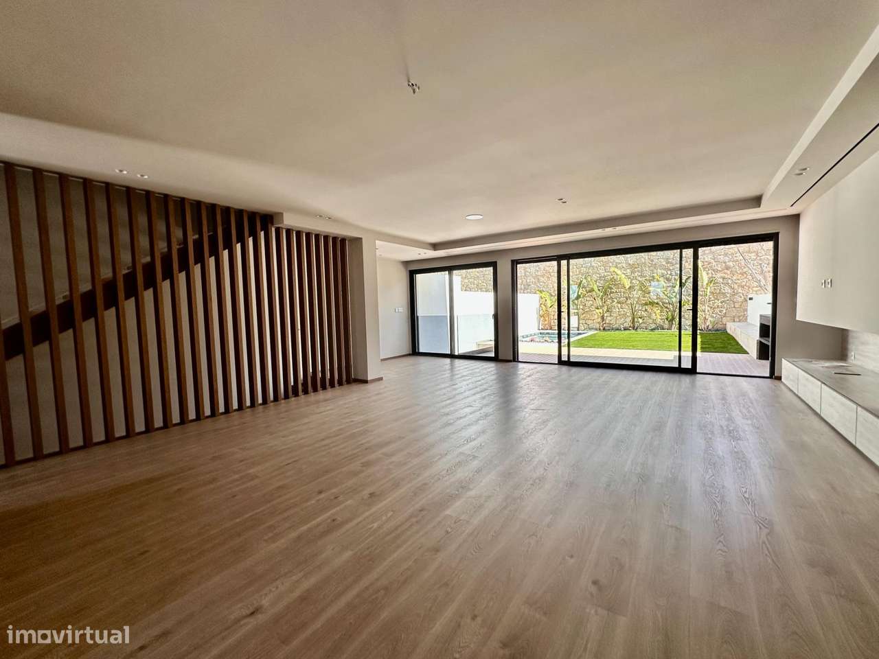 Moradia de Gaveto com dois pisos e garagem lateral-38