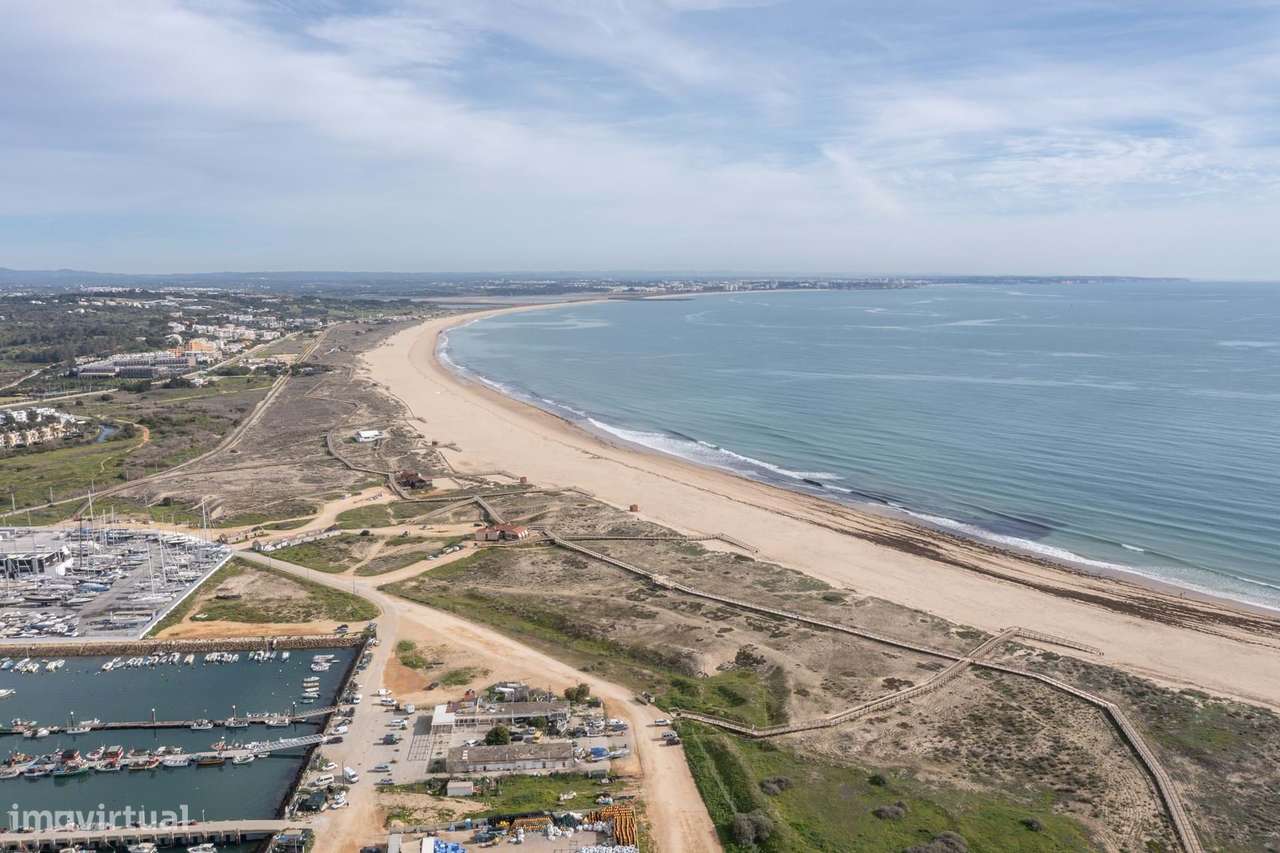 OPORTUNIDADE, PRÉDIO T6 PARA RENOVAÇÃO NO CENTRO HISTÓRICO DE LAGOS - Grande imagem: 4/28