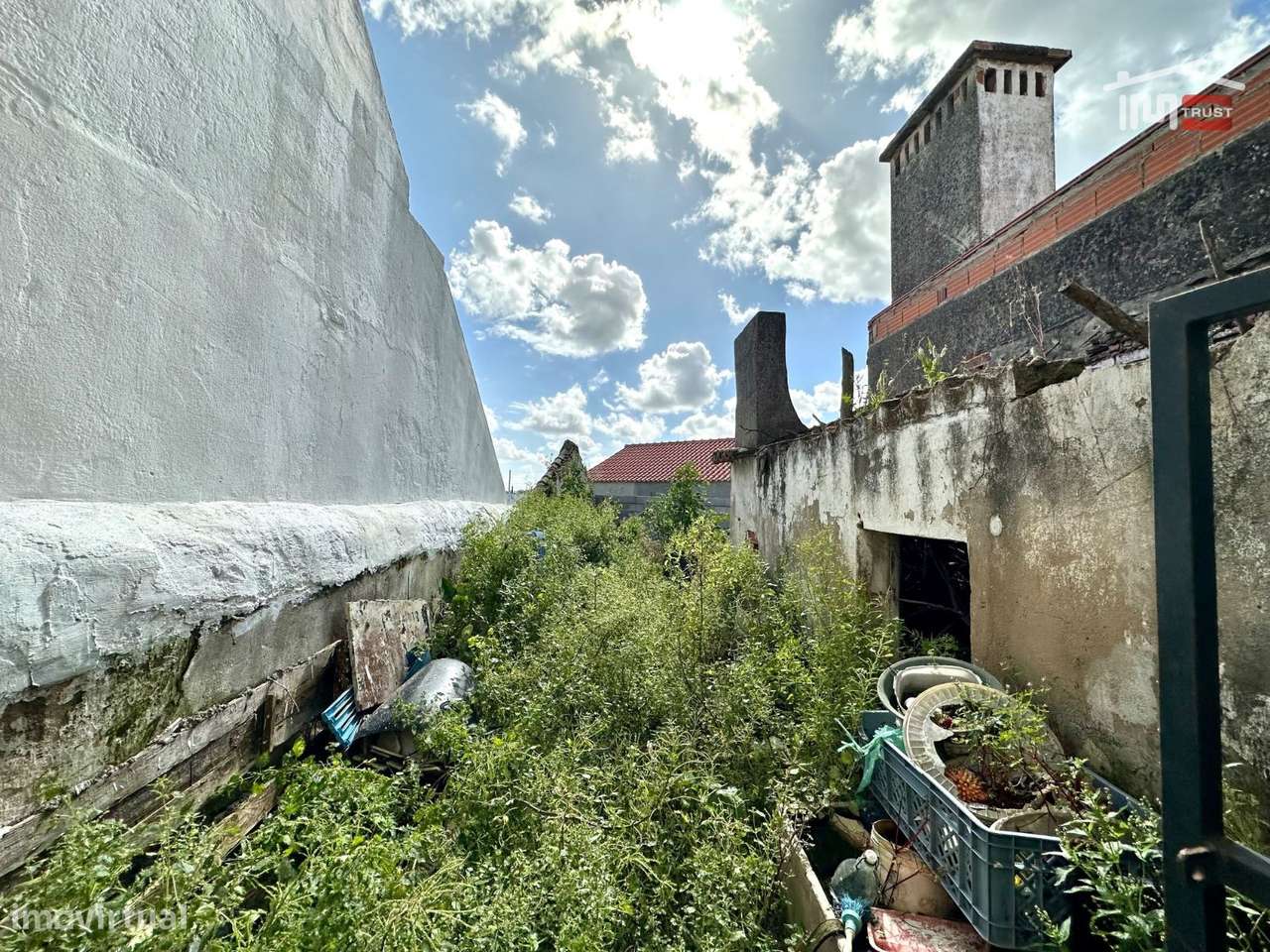 Fantástico Investimento - Moradia com Quintal - Sarilhos Grandes-17