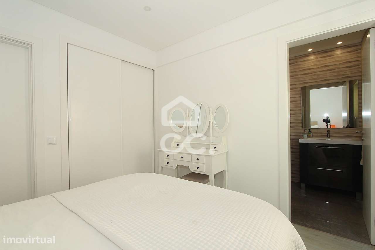 Apartamento T3 Renovado com Vista Mar e Terraço em Armação de Pêra-27