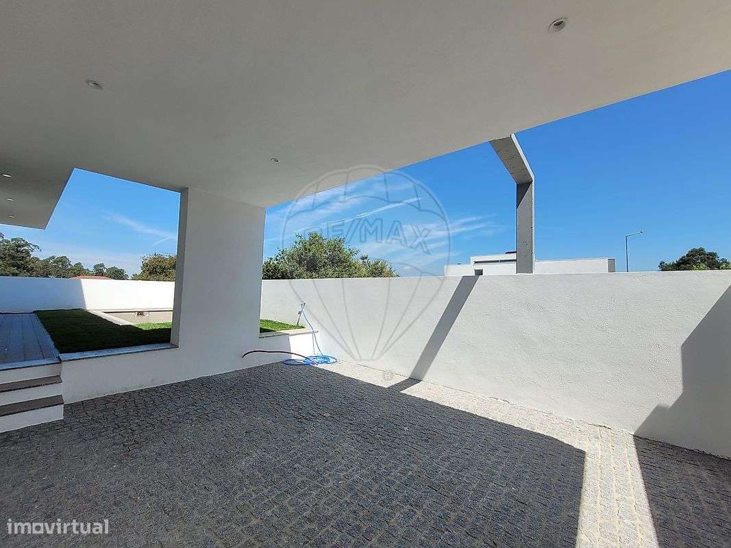 Moradia Individual T3 Nova com Piscina na zona da Várzea, Barcelos-3