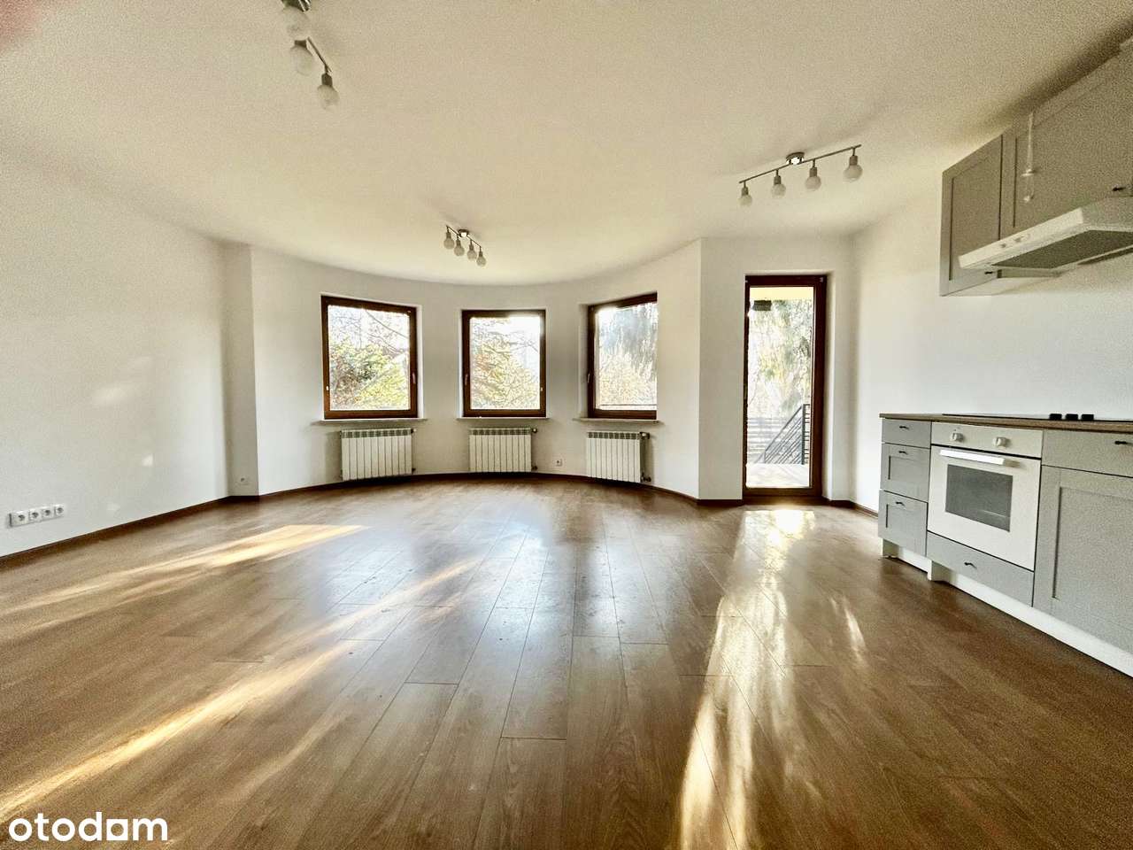 Gotowe 2 pokoje z ogródkiem, garażem i p. gospodarczym | Metro Trocka-0