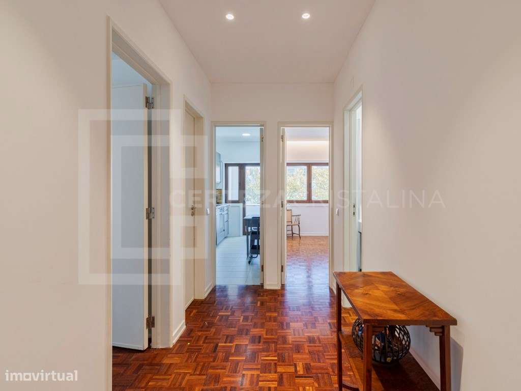 T3 na Praça da Carreira - São João do Estoril
2.º andar com elevador - Grande imagem: 4/25