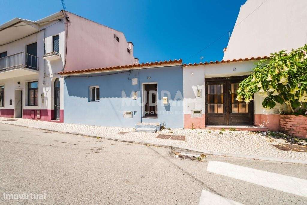 Moradia térrea T1+1 renovada com charme na Rua Direita, 35 mesmo no co-22