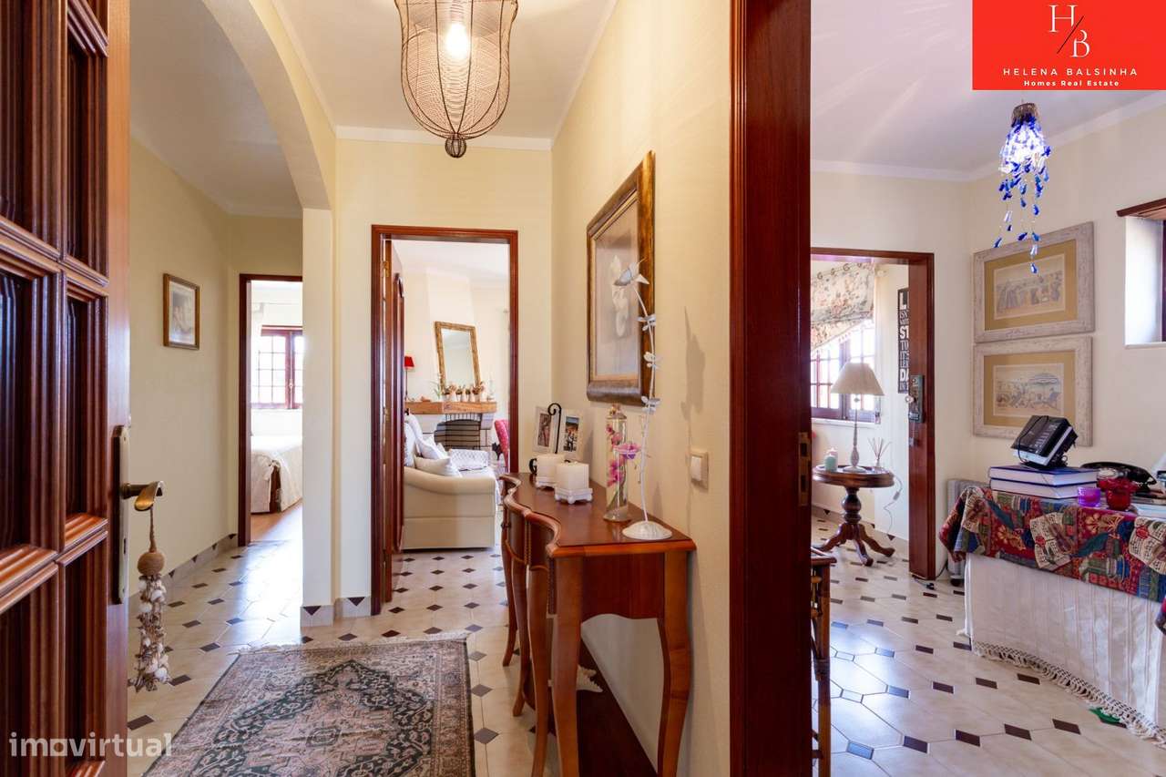 Bonita moradia V6, situada nos Casais de São Lourenço, junto à pra-38