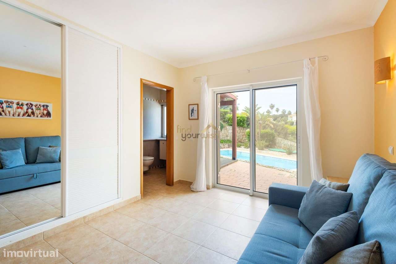 Moradia T4 com piscina, único piso,  com acesso direto ao exclusivo Ca-8