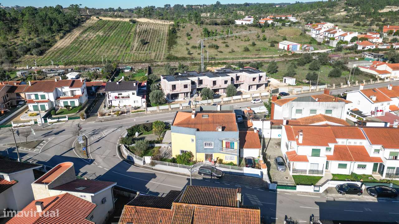 Moradia T4 com jardim, garagem e vistas urbanas-27