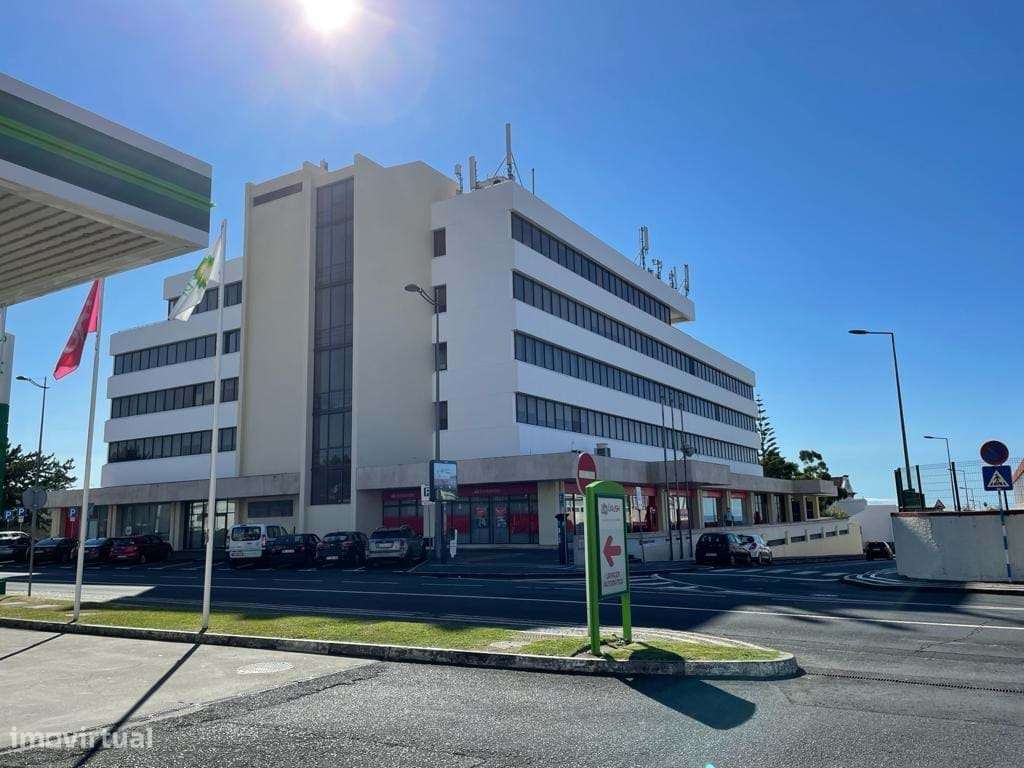 Edifício destinado a Comércio e Serviços em Ponta Delgada, São José - Grande imagem: 2/9