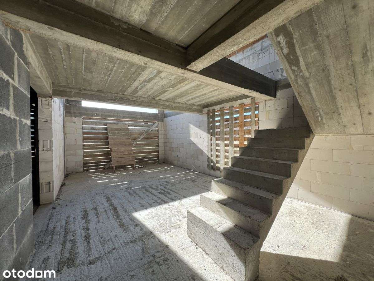 Widokowa działka z rozpoczętą budową-11