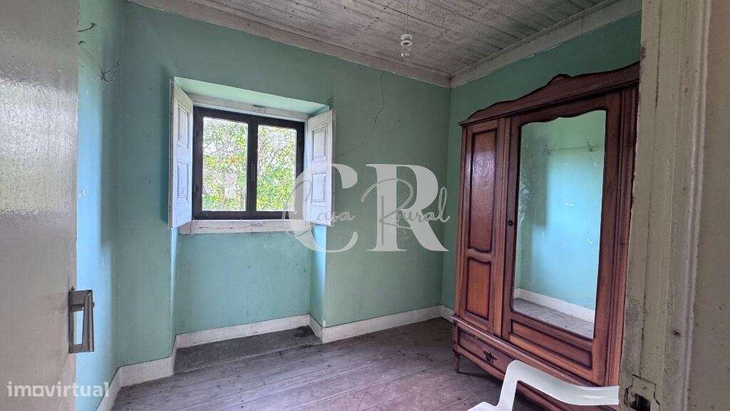 Casa de pedra com terreno e poço-15