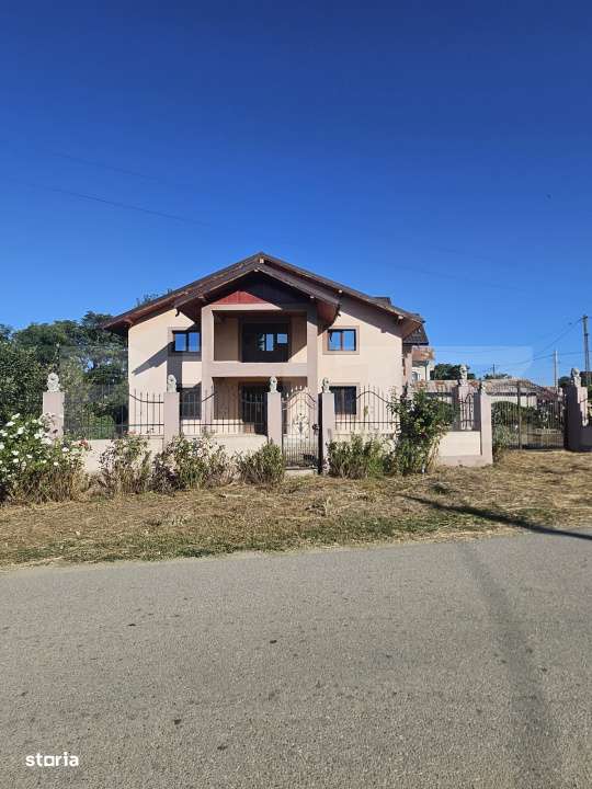 Casa la rosu, de vanzare, 250 mp, zona Slobozia Moara - Imagine principală: 3/19