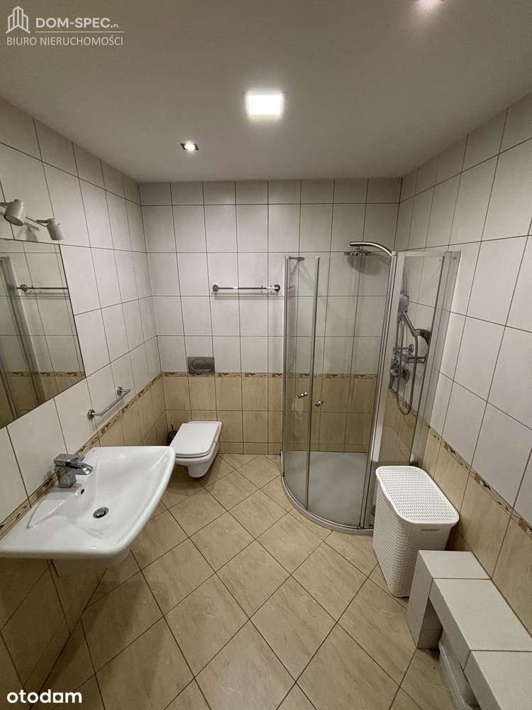 Przestronny dom wolnostojący z ogrodem, kominkiem-9