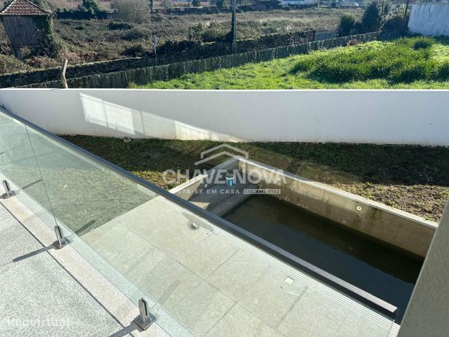 Moradia V4 Geminada com Piscina em Espinho-19