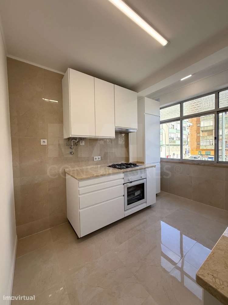 T3  remodelado na Damaia - Em frente à Estação de comboios - Grande imagem: 3/27