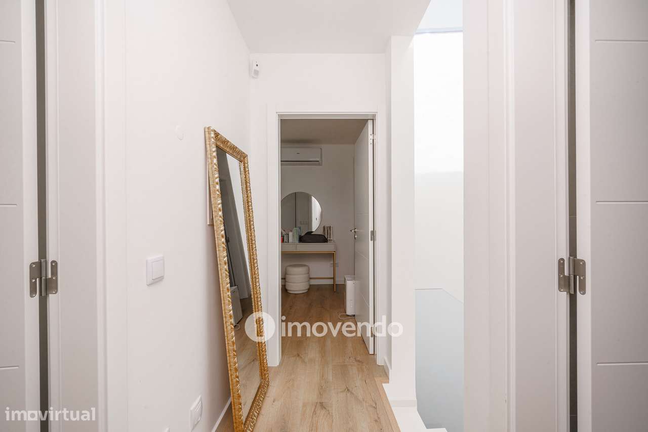 Moradia T3+1 moderna, com piscina e garagem, na Caparica-17