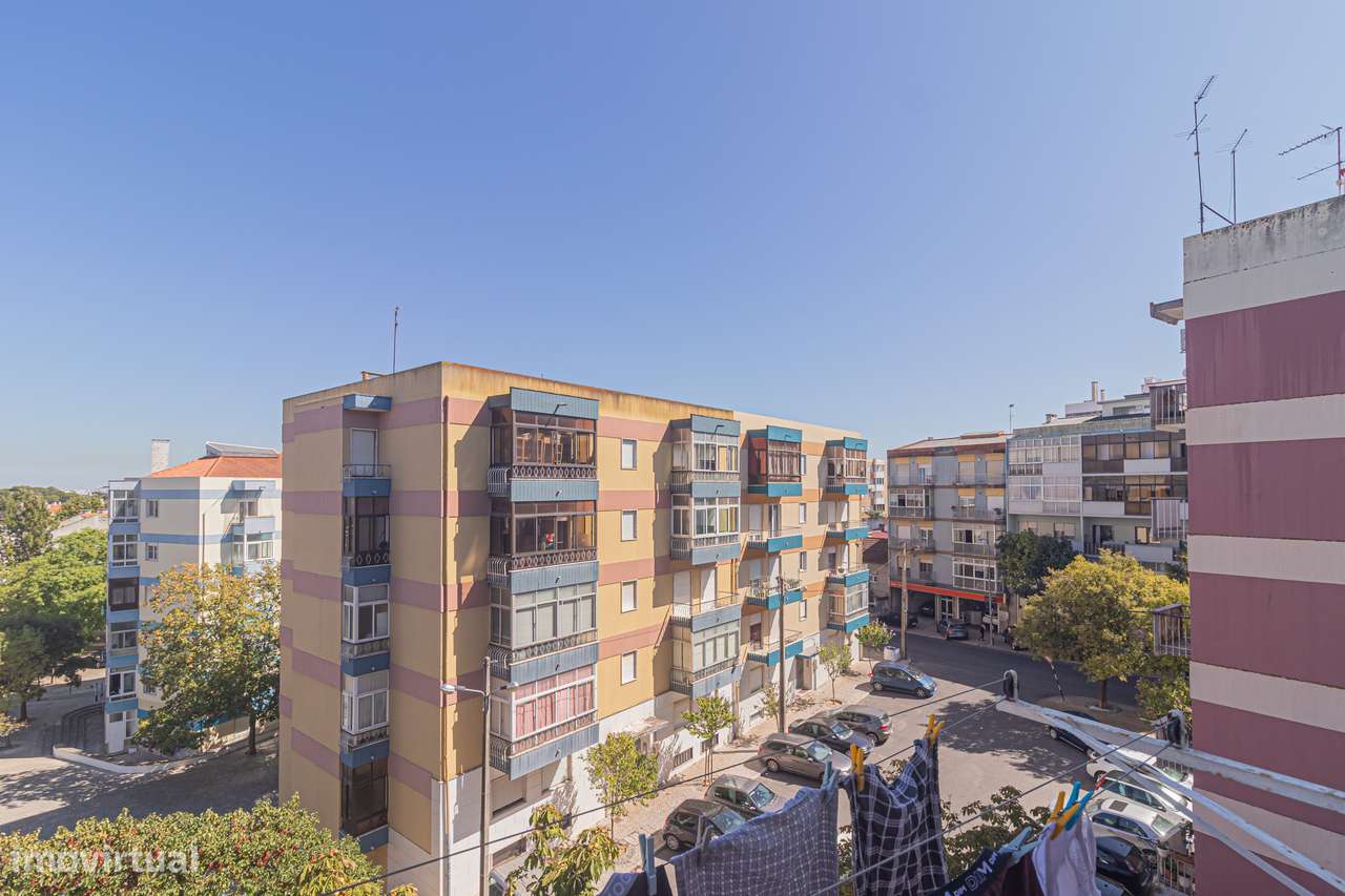 Apartamento T4 transformado em T3 no Laranjeiro-23