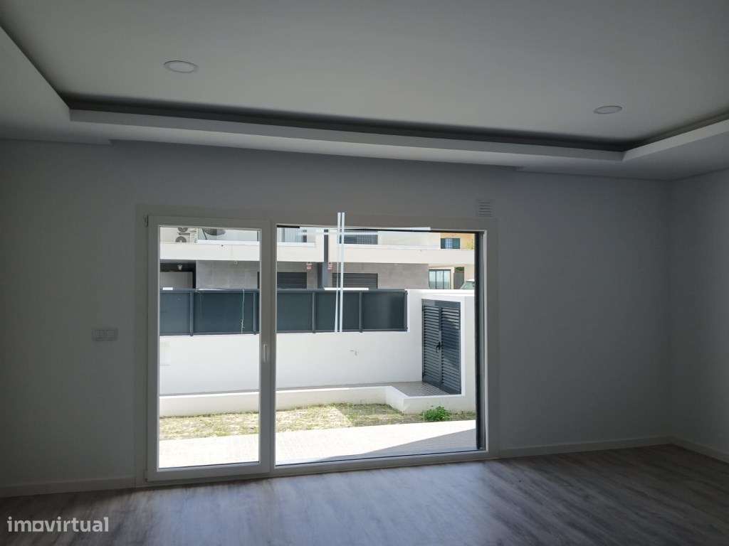 Moradia geminada T3+1 com parqueamento - Fernão Ferro - Grande imagem: 5/13