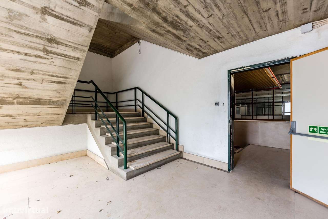 Armazém com 3 Pisos e Grande Lote de Terreno em Carnaxide-31