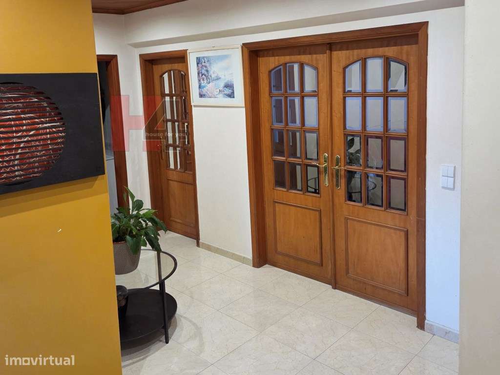 T2 com box e ótima localização na Amadora-19