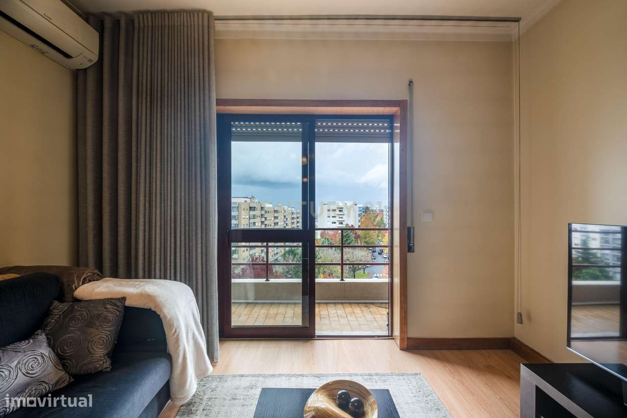 Apartamento T3 Renovado, com aquecimento central, varanda e lugar de g-4