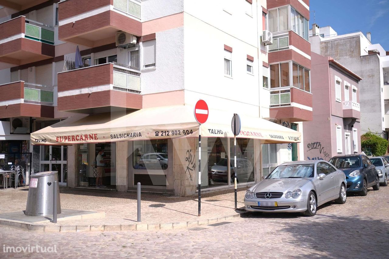 Costa da Caparica | Loja de gaveto no centro da Vila.