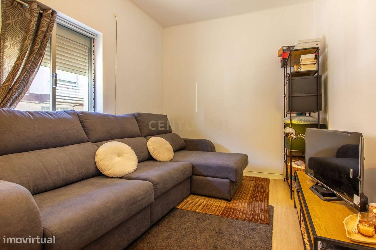 Apartamento renovado com logradouro de aproximadamente 30m2.-5